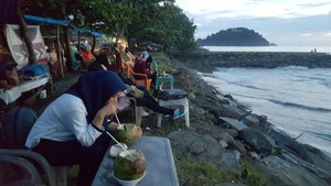 Cantiknya Senja di Pantai Padang