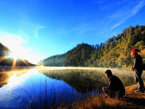 Cantiknya Sunrise di Ranu Kumbolo, Semeru
