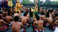 Pertunjukan Tari di Pura Uluwatu