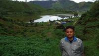 Saya berlukiskan Telaga Cebong di belakang