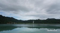 Keindahan Danau Linouw yang tenang .