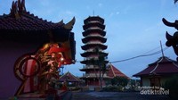 Pagoda Ekayana menjelang malam.