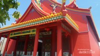 Atap vihara dengan simbol naga pada ujung atap