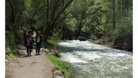 jalur trekking dengan sungai yang sangat indah