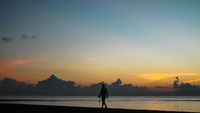 Menyusuri pantai saat pagi di pantai Nusa Dua Bali