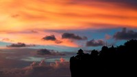 Kilau merah dan emas warna senja di Uluwatu Bali
