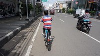 Bersepeda menikmati kota. Asyik juga. namun mesti hati hati jika dengan anak - anak, mesti pengawasan yang ekstra dari orang tua.
