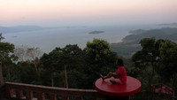 Menikmati teluk lampung dari salah satu spot yang tersedia.