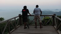 Pengunjung tengah menikmati pemandangan.