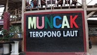 Papan nama dengan ukuran besar terdapat di bagian depan lokasi