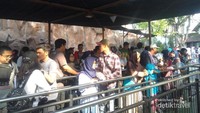 Jika antrean panjang seperti ini bisa membutuhkan waktu 1 jam lebih hanya untuk menaiki sebuah wahana