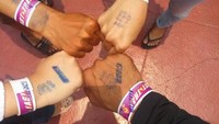 Pemilik tiket Fast Trax akan diberi gelang khusus di sebelah kanan, dan harus mendapatkan stempel.
