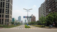 Suasana kota yang lenggang memang asyik buat bersepeda