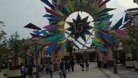 Sampai di depan gerbangnya gratis, lumayan bisa foto-foto