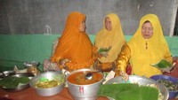 ibu-ibu yang menyiapkan kupat menjelang mulai dibukanya kegiatan kupatan masal didesa Sobontoro