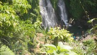 Ada beberapa air terjun di sekitar sini