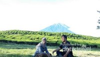 Berlatar kebun teh dan Gunung Kerinci