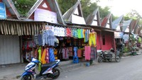 Menjual berbagai macam cinderamata