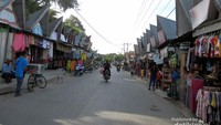 Terlihat Pasar Tomok yang menjajakan berbagai buah tangan