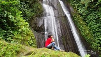 Santai di Air Terjun Dusun Kuning