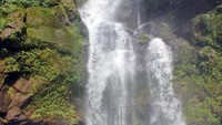 Air Terjun Lubuak Hitam. Air terjun berpelangi menghadap Samudera Hindia