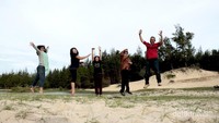 ekspresif dengan latar satu sisi pantai Lhok Nga