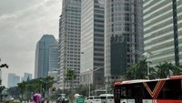 Trotoar Sudirman yang sudah direvitalisasi, sehingga lebih nyaman dan aman bagi pejalan kaki. Traveler dapat menikmati pemandangan kota dengan gedung-gedung tinggi.