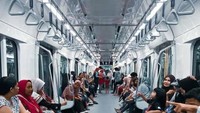 Bagian dalam MRT (Moda Raya Terpadu) salah satu Transportasi baru di Ibu Kota.