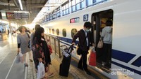 para penumpang siap menggunakan shinkasen