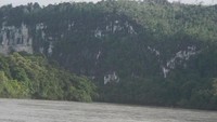 Bukit - bukit karst di kawasan hutan tropis Mahakam Hulu.
