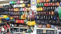 Suasana di dalam salah satu toko dengan aneka tas yang ditawarkan, menarik bukan ?