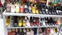 Sepatu-sepatu aneka model dengan harga terjangkau