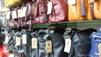Aneka tas dalam berbagai ukuran dan warna