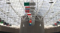Bendera-bendera negara donatur  bertuliskan kata
