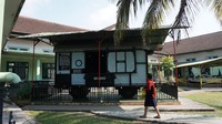 Gerbong maut penghuni museum Brawijaya diletakkan diluar ruangan.