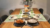 Menu opor ayam dan lontong tetap tersaji di meja makan menemani suasana lebaran kami