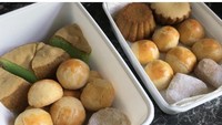 Menata dan mempersiapkan makanan khas lebaran yang akan kami hantarkan kepada para tetangga.