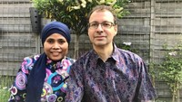 Menikmati suasana lebaran di saat wabah Corona dengan berfoto berdua suami di halaman belakang rumah