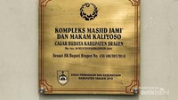 Plakat Cagar Budaya yang ditempel di menara masjid.