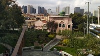 Photo Masjid Xiao Tao Yuan diambil dari jembatan penyebrangan di depan Mercure Hotel