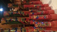 Deretan lilin untuk persembahan