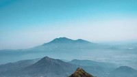 Puncak-puncak lain dilihat dari gunung Merbabu