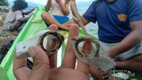 Berburu ikan dengan alat tradisional bersama Bapak Guru