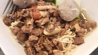 Mie ayam baso! Makanan khas Indonesia kesukaan kami.