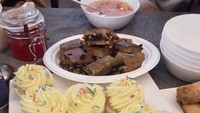 Beragam kue basah yang tersaji, menjadi pengobat kerinduan akan tanah air