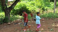 Anak-anak Suku Bugis sedang bermain