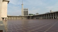 Satu-satunya menara yang dimiliki Masjid Istiqlal melambangkan keesaan Allah.