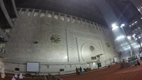 Interior lantai utama masjid berhiaskan lafaz Allah dan Muhammad