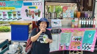 Nikmatnya segelas thai tea jelly, entah apa nama yang benar saya tidak tau, karena saya hanya menunjuk gambar ketika memilihnya.