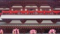 Seperti pada umumnya Chinatown, warna khas merah dan emas mendominasi kawasan ini